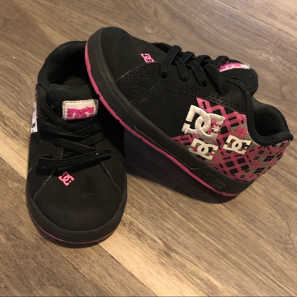 dc shoes black and pink